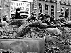 Barricaden in Nijmegen rond de Zeigelhof, complex van 14 woningen, dat moet wijken voor parkeergarage 3 17-2-1981
